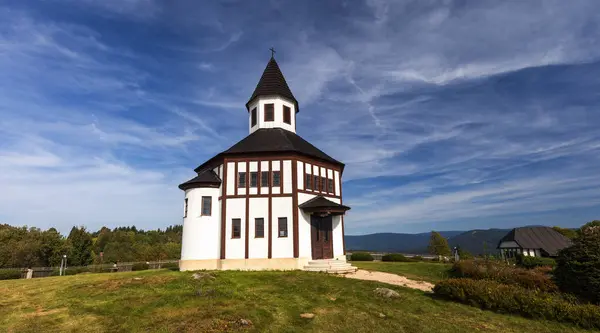 Dağlardaki romantik neo-gotik kilisenin manzarası
