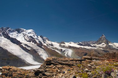 Matterhorn manzaralı etkileyici bir manzara.