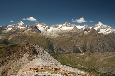 Muhteşem zirveleri olan Alp Dağı 'nın güzel bir manzarası.