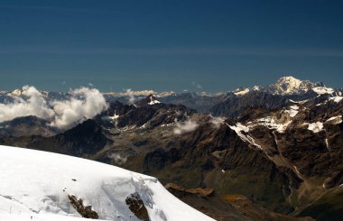 Buzuldan uzaktaki Blanc Dağı 'na panoramik manzara