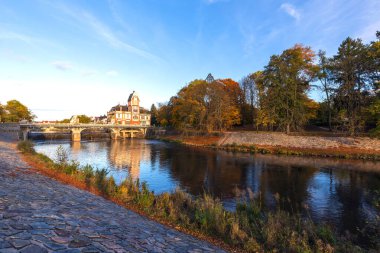 Sonbahar manzarası. Nehir, ağaçlar, nehir yaprakları, güzel bir sonbahar günü, parkta yürüyüş..