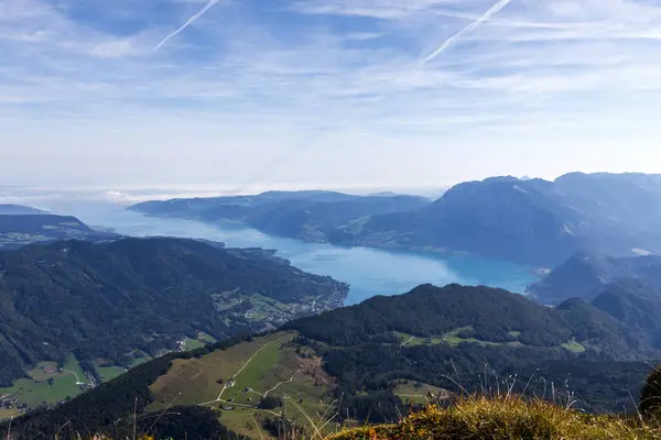 Avusturalya dağlarında göl manzarası