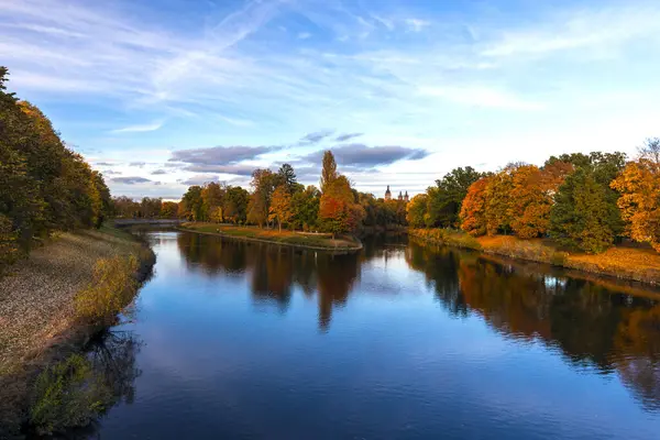 Şehirdeki bir parkın renkli sonbahar manzarası 