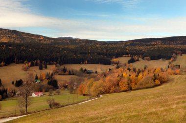 Güzel sonbahar manzarası dağlarda.