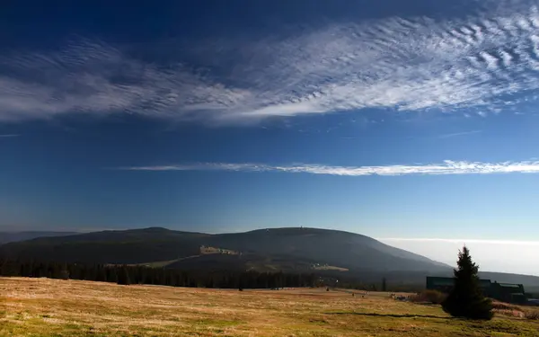 Mavi gökyüzü ile güzel dağ manzarası. 