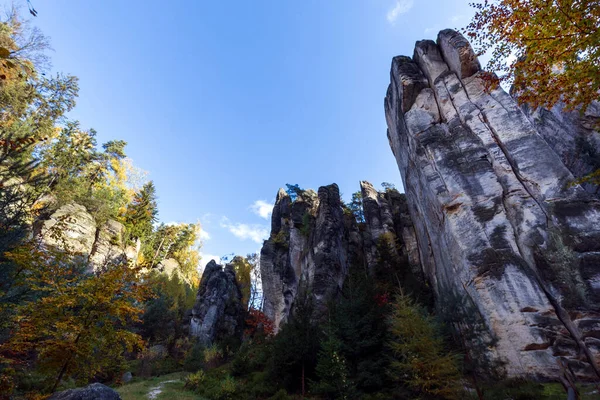 Sonbahar mevsiminde kaya oluşumu