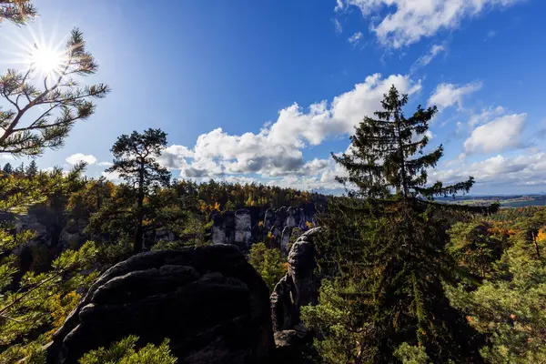 Czech cumhuriyetindeki kumtaşı dağlarının sonbaharda manzarası.