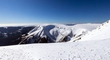 Dağ sırtından güzel bir kış manzarası.