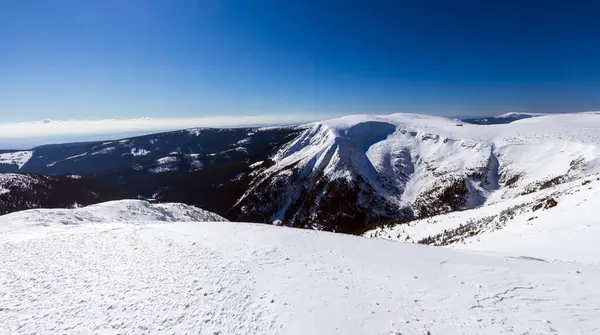 Dağ sırtından güzel bir kış manzarası.