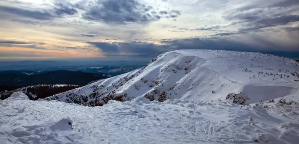 Kış dağ manzarası içinde güzel gün batımı