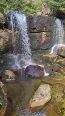 Bir dağ vadisinde küçük güzel bir şelale manzarası