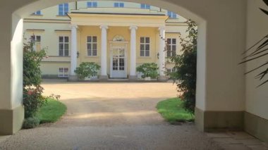 Kemerin içinden kalenin avlusuna güzel bir manzara.