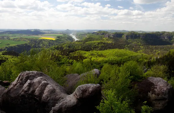 Nehir vadisindeki kayalık kasabadaki manzaralı panorama