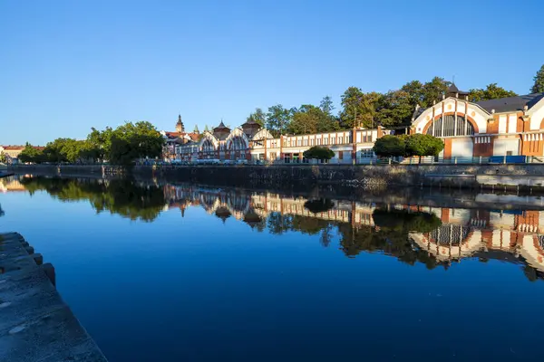 Çek tarihsel Hradec Kralove kentinin güzel gece manzarası.