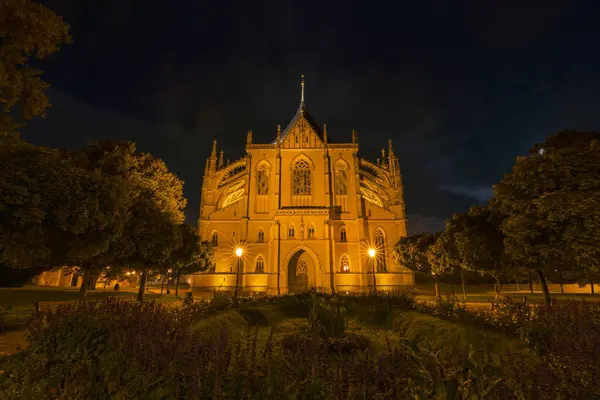 Çek Cumhuriyeti Kutna Hora 'daki St. Barbora Katedrali' nin gece manzarası