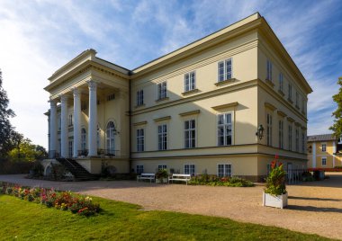 İmparatorluk tarzında güzel bir kale manzarası.