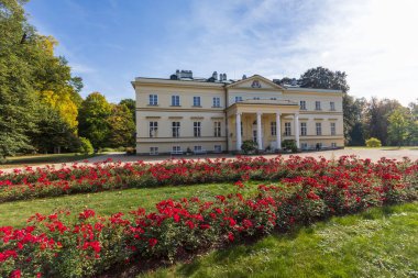İmparatorluk tarzında güzel bir kale manzarası.