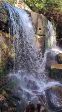 Bir dağ vadisinde küçük güzel bir şelale manzarası