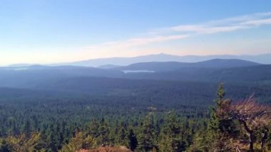 Kaya gözcüsünden dağ manzarası