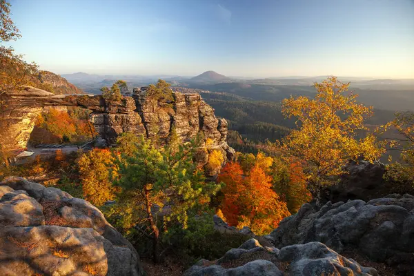 Sonbahar manzarasının güzel bir manzarası Rock City 'nin bakış açısından