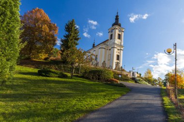 Aziz Peter ve Paul Kilisesi 'nin bulunduğu güzel sonbahar manzarası. Çekçe