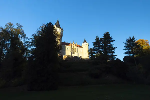 Gün batımında kale parkından Gotik şatonun manzarası