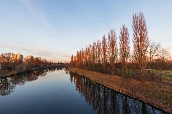 gün batımında nehir manzarası