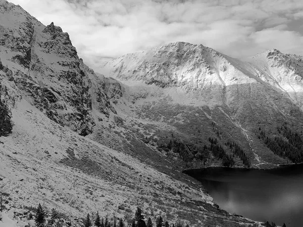 Polonya dağlarında kış, güzel panoramik manzara. Siyah ve beyaz.