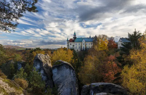 Sonbahar rock kasabasındaki şatonun manzarası