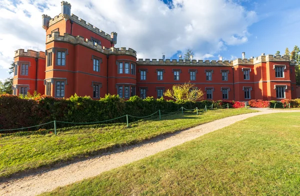 Gotik tarzda güzel bir şatonun kale parkından bir manzara.