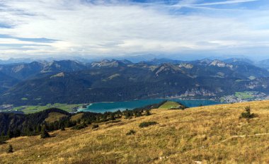 Alp Gölü 'nün panoramik manzarası, Schafberg, Avusturya.