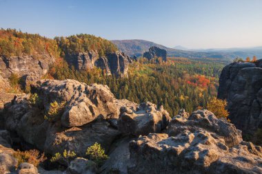 Bohemian İsviçre Ulusal Parkı 'ndaki kaya kapısının sonbahar manzarası