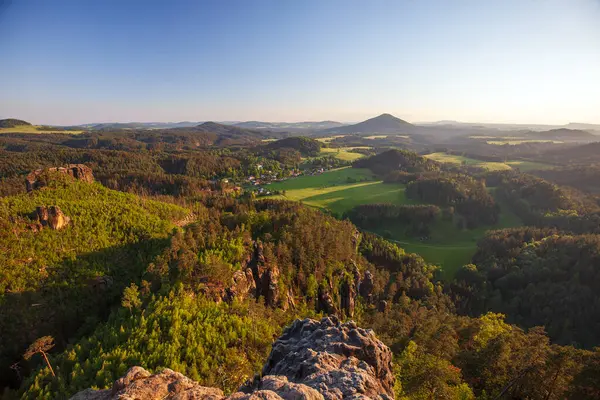 Bohemian İsviçre Ulusal Parkı 'ndaki kaya kapısının sonbahar manzarası