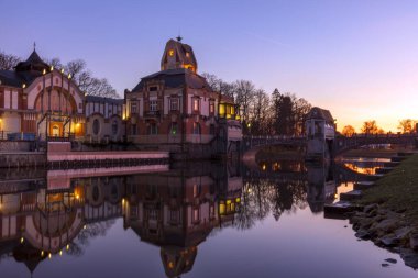 Hradec Kralove şehrinin rıhtımında gün batımı, Çek, Avrupa