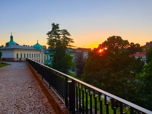 Günbatımında Hradec Kralove şehri manzarası. Çek, Avrupa.
