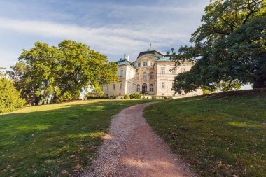 Şato parkından Çek Cumhuriyeti 'ndeki Barok Kalesi' ne giden yol..
