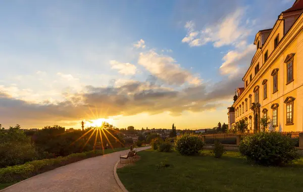 Gün batımında şatoya giden romantik bir yol. Çek Cumhuriyeti.