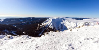 Kar ve açık mavi gökyüzü ile kış dağı manzarası. Panoramik manzara. Dev dağlar..