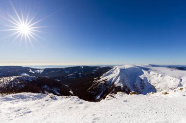 Kış dağları karla kaplı ağaçlar ve güneşli mavi gökyüzü, dev dağlar..