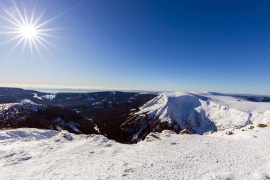 Kış dağları karla kaplı ağaçlar ve güneşli mavi gökyüzü, dev dağlar..
