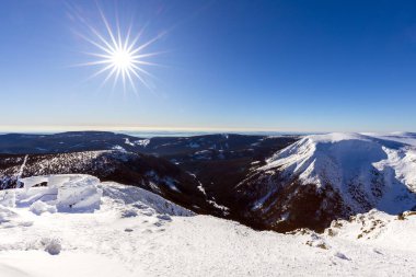 Kış dağları karla kaplı ağaçlar ve güneşli mavi gökyüzü, dev dağlar..