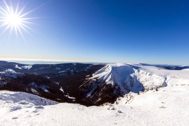 Kış dağları karla kaplı ağaçlar ve güneşli mavi gökyüzü, dev dağlar..