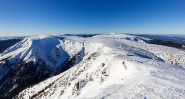 Kar ve açık mavi gökyüzü ile kış dağı manzarası. Panoramik manzara. Dev dağlar..