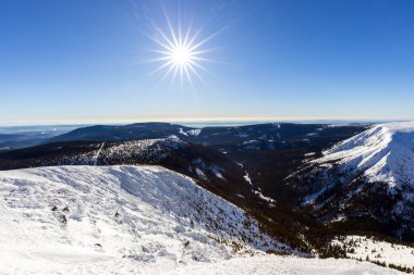 Kış dağları karla kaplı ağaçlar ve güneşli mavi gökyüzü, dev dağlar..