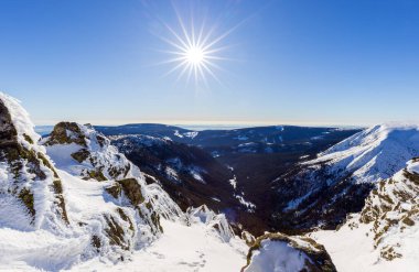 Kış dağları karla kaplı ağaçlar ve güneşli mavi gökyüzü, dev dağlar..