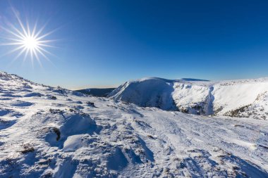 Kış dağları karla kaplı ağaçlar ve güneşli mavi gökyüzü, dev dağlar..