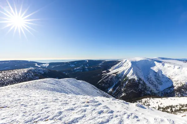 Kış dağları karla kaplı ağaçlar ve güneşli mavi gökyüzü, dev dağlar..