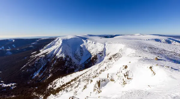 Kar ve açık mavi gökyüzü ile kış dağı manzarası. Panoramik manzara. Dev dağlar..