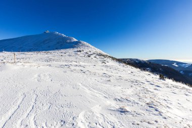 Kış dağ manzarası, dev dağlar.