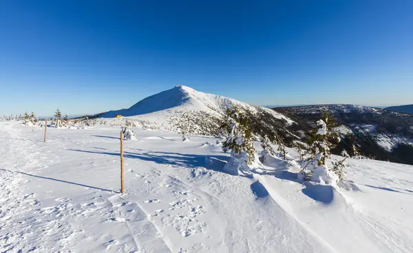 Kış dağ manzarası, dev dağlar.